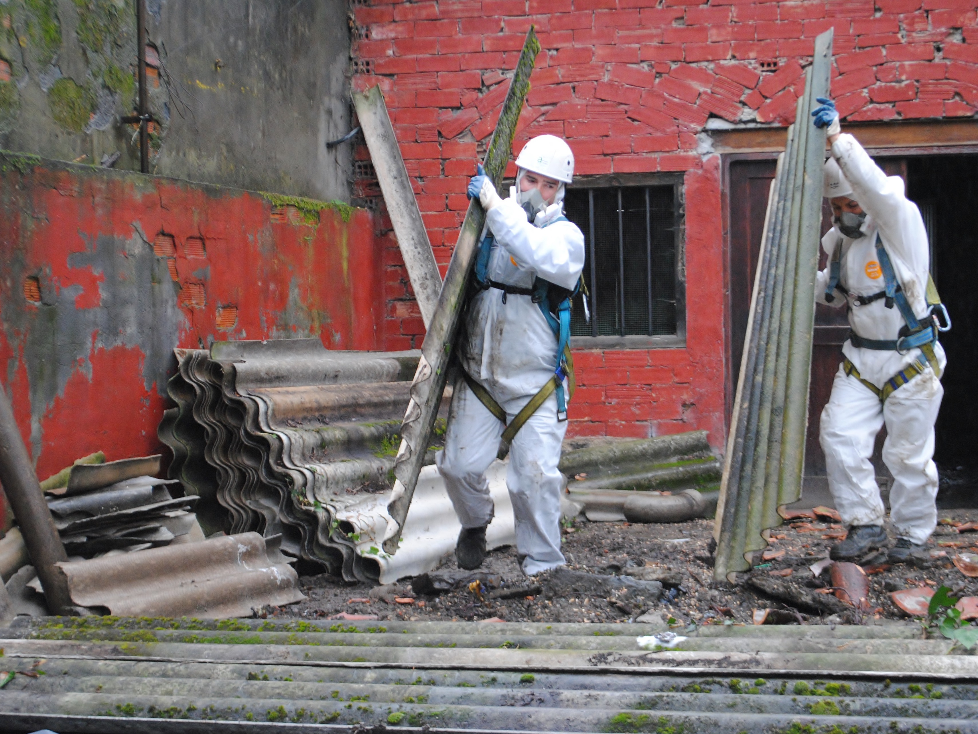 Bauarbeiter entfernen Asbest (Symbolbild)