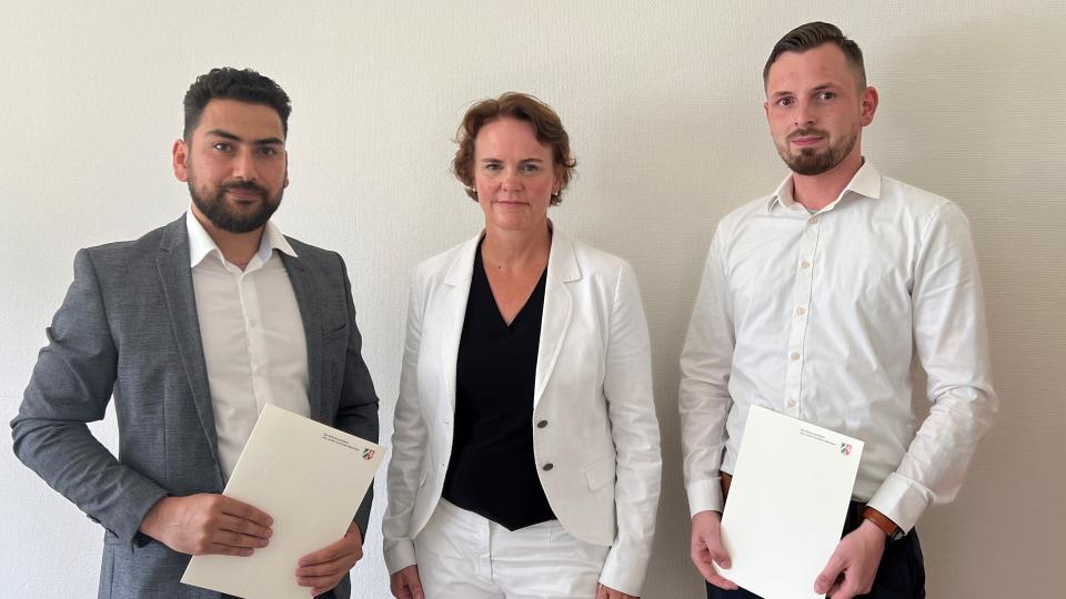 Hauptdezernentin Eva Schultenkämper überreichte Gadaimorad Moradi (l.) und Andre Amend die Belobigung des Landes NRW für ihre Rettungstat