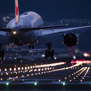 Flugzeug bei Nacht (Symbolbild)